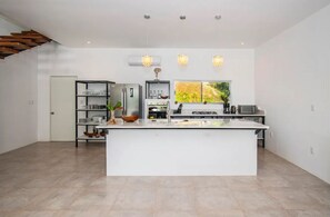 Fridge, oven, stovetop, coffee/tea maker - Casa Abundancia, Modern Retreat Paradise with Ocean View in Uvita (Provincia de Puntarenas)