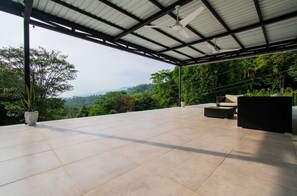 Terrace/patio - Casa Abundancia, Modern Retreat Paradise with Ocean View in Uvita (Provincia de Puntarenas)