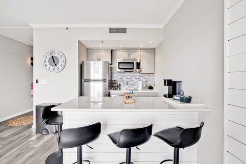 Battleship Sunset on Water Street! River View! Free parking!!