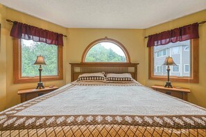 5 bedrooms, desk, iron/ironing board, travel cot - 5BR | Fireplace | Deck | Game Room (McHenry)