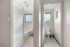 Shower, hair dryer - Kaiwaka Paradise - Kaiwaka Holiday Home (Maungaturoto)
