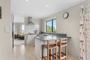 Een koelkast, een magnetron, een vaatwasser, een broodrooster