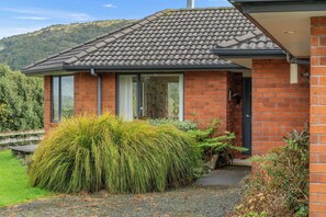 Exterior - Kaiwaka Paradise - Kaiwaka Holiday Home (Maungaturoto)