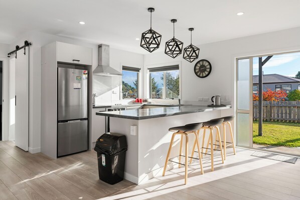 Fridge, microwave, dishwasher, coffee/tea maker - Motuoapa Getaway - Lake Taupo Holiday Home (Turangi)