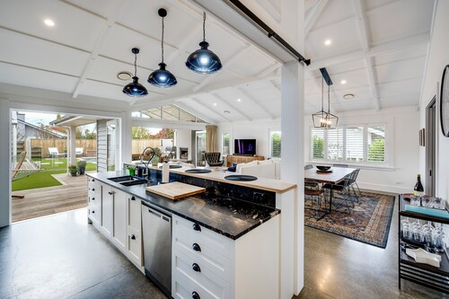 Modern Deluxe - Havelock North Holiday Home