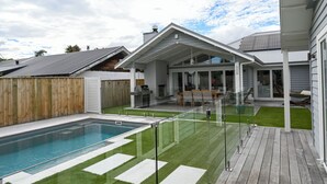 A modern house with a swimming pool, a patio, and a covered outdoor area. - Modern Deluxe - Havelock North Holiday Home (Havelock North)