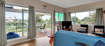 Patsy Cottage – A Charming 1960s Kiwi Bach near Kaitaia