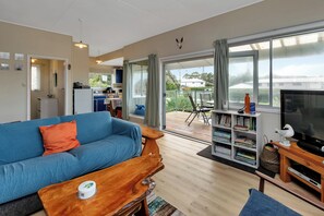 TV - Patsy Cottage – A Charming 1960s Kiwi Bach near Kaitaia (Kaitaia)