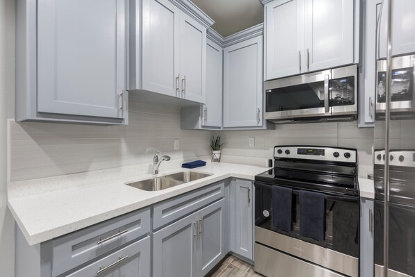 冷蔵庫、電子レンジ、オーブン、コンロ