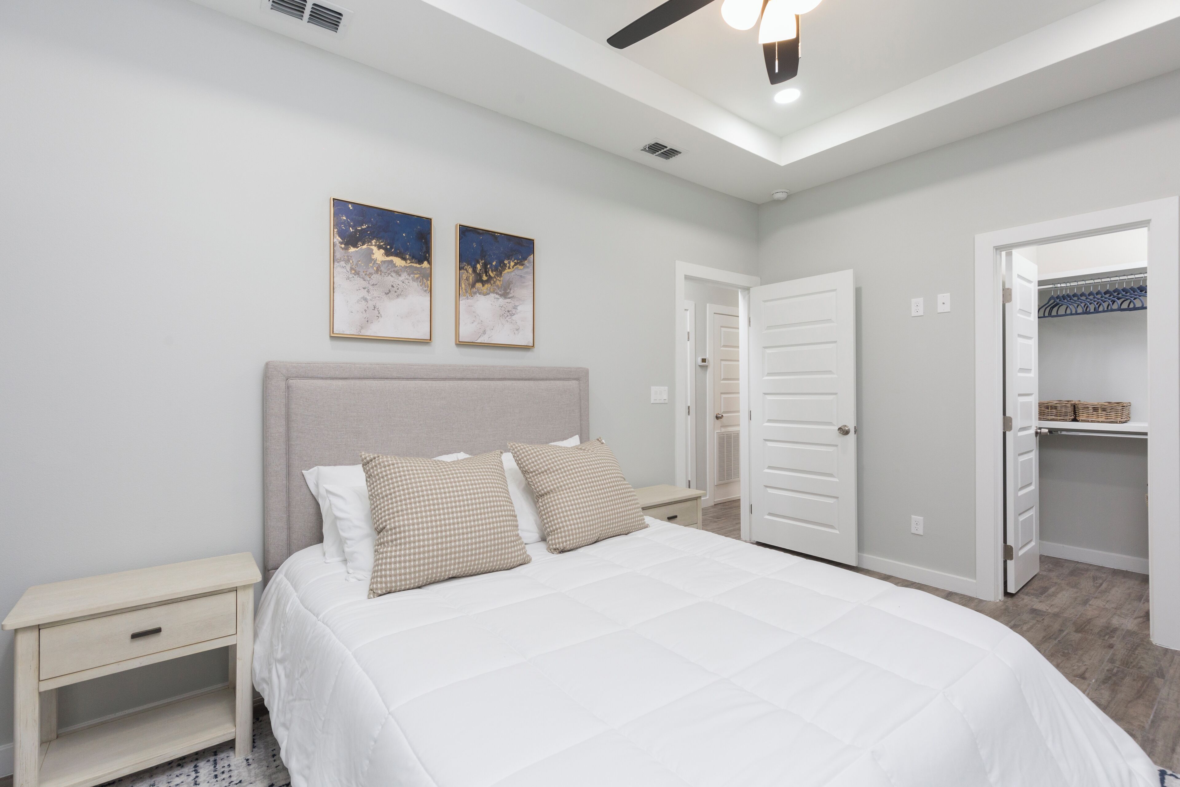 3 間睡房、書桌、熨斗/熨衫板、可攜式嬰兒床