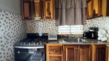 Refrigerador, microondas, parrilla de estufa y cafetera y tetera