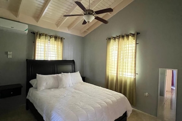 2 quartos, cofres nos quartos, ferros/tábuas de passar roupa, Wi-Fi