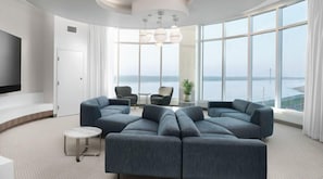 Suite presidencial, 1 cama de matrimonio grande, no fumadores, vistas al río | Zona de estar | Una televisión LED, Netflix, Hulu, películas de estreno