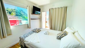 Suite, vista al mar | Minibar, wifi gratis y ropa de cama 