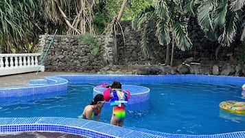 2 piscines extérieures