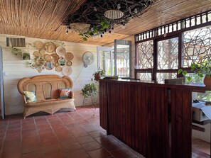 Een 40-inch flatscreentelevisie met kabelzenders