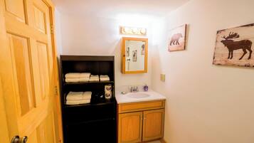 Superior Apartment, 2 Bedrooms, Non Smoking, Kitchen | Bathroom | Combined shower/tub, hair dryer, towels