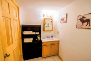 Superior Apartment, 2 Bedrooms, Non Smoking, Kitchen | Bathroom | Combined shower/tub, hair dryer, towels