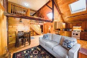 Ein geräumiges Holzhaus mit Schlafzimmer auf dem Dachboden, Essbereich und Küche.