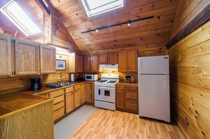 Refrigerador con freezer, microondas, horno, placa de cocina