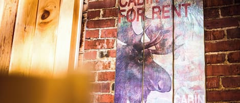 Una puerta de madera y una pared con un letrero que dice 'Cabin for Rent'.