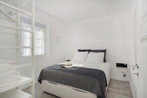 2 室のベッドルーム、デスク、アイロン / アイロン台、旅行用ベビーベッド