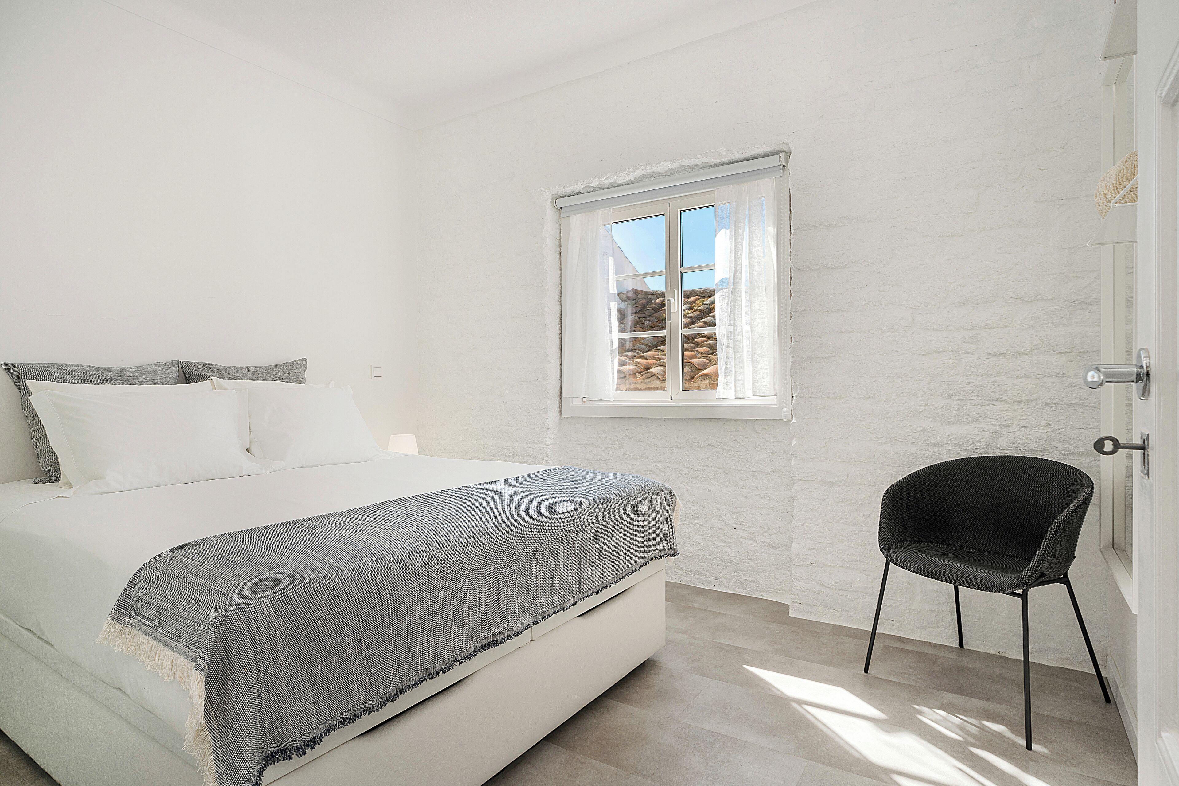 2 chambres, bureau, fer et planche à repasser, lit parapluie