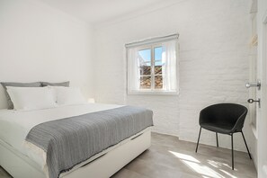 2 quartos, escrivaninha, ferros/tábuas de passar roupa, berço de viagem