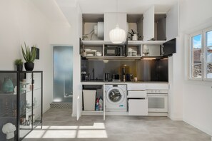 Geladeira, micro-ondas, fogão, cooktop