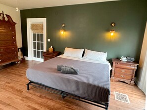 10 slaapkamers, een bureau, een strijkplank/strijkijzer, wifi