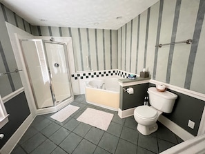 Shower, jetted bath, hair dryer, towels - The Gibson Estate (North East)