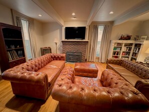 Een smart-tv en boeken