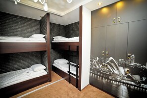 7 chambres, fer et planche à repasser, Wi-Fi, draps fournis