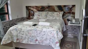 1 habitación, tabla de planchar con plancha y ropa de cama