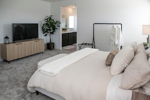 4 bedrooms, desk, iron/ironing board, free WiFi - 4BR/3.5BA House | Putting Green | Theatre Room | Private Entrance Guesthouse | (Las Vegas)