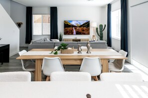 Dining - 4BR/3.5BA House | Putting Green | Theatre Room | Private Entrance Guesthouse | (Las Vegas)