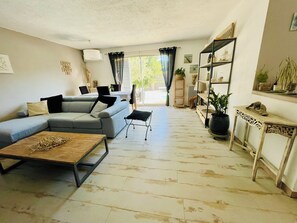 Een televisie en een open haard