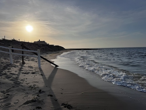 Charming Cape Cod house in Dennis Massachusetts. Pets Friendly!