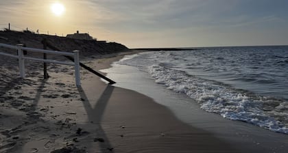 Charming Cape Cod house in Dennis Massachusetts. Pets Friendly!