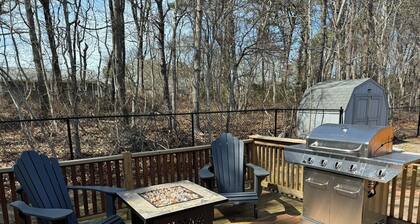 Charming Cape Cod house in Dennis Massachusetts. Pets Friendly!