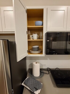 Réfrigérateur, micro-ondes, four, plaque de cuisson