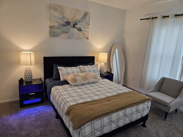 1 chambre, bureau, fer et planche à repasser, lit parapluie