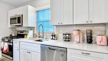 Een koelkast, een magnetron, een oven, een kookplaat