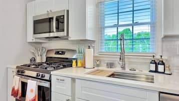 Kylskåp, mikrovågsugn, ugn och spishäll