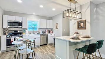 Kylskåp, mikrovågsugn, ugn och spishäll