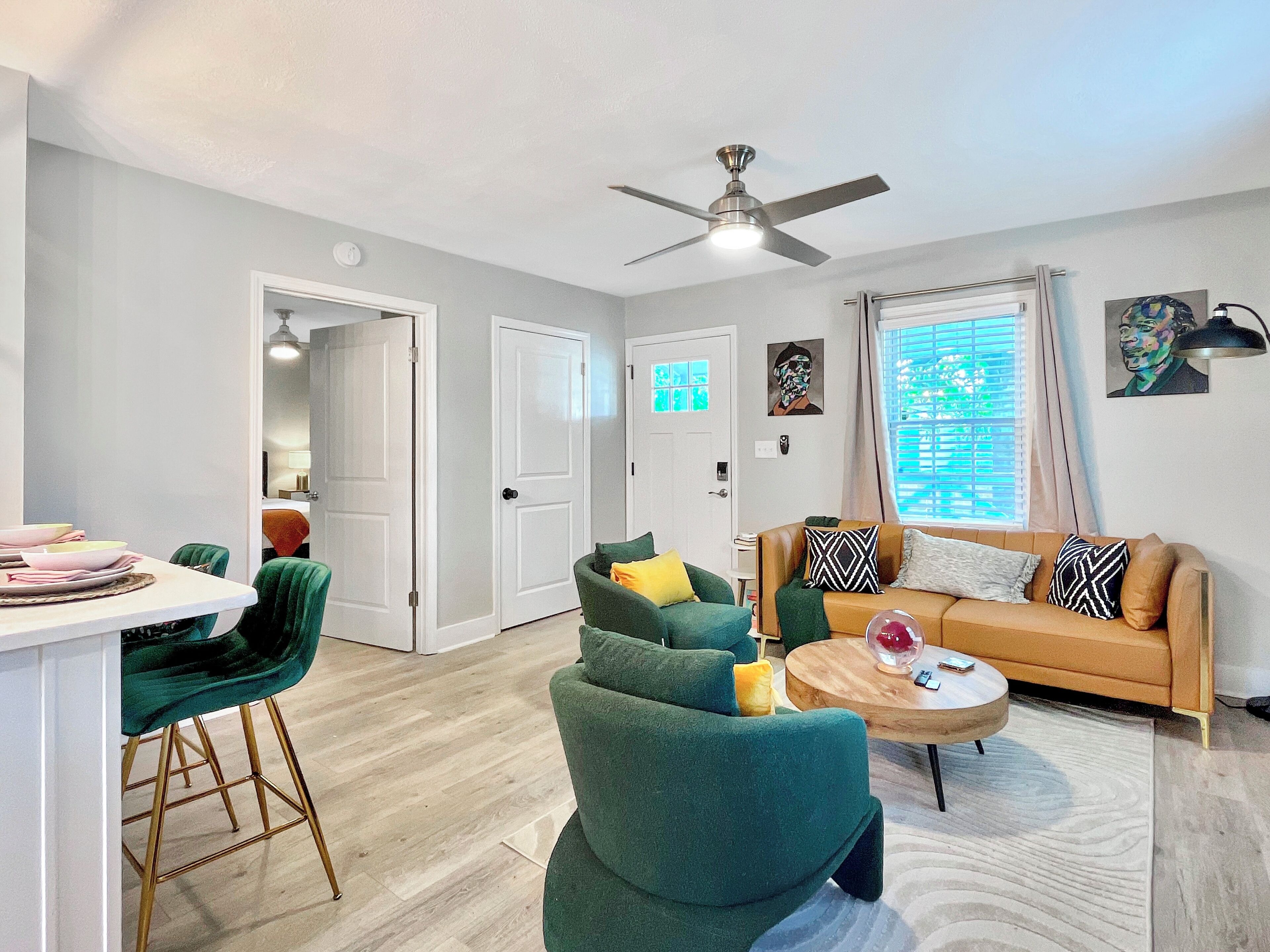 Een smart-tv en boeken