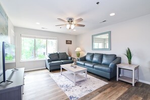 Smart TV - Bright 2BR Retreat w/ Pool – 1.5 Blocks to Oceanfront & Boardwalk (Virginia Beach)