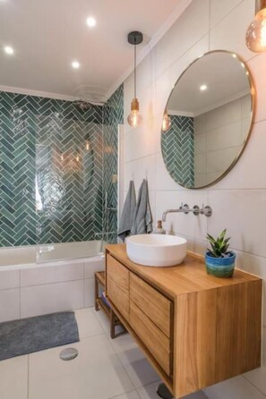 Secadora de cabello, toallas, jabón, papel de baño