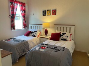 4 quartos, ferros/tábuas de passar roupa, berço de viagem