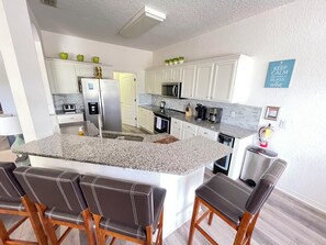 Fridge, microwave, oven, stovetop - 4BR Villa Bright and Spacious w/ Pool (Davenport)